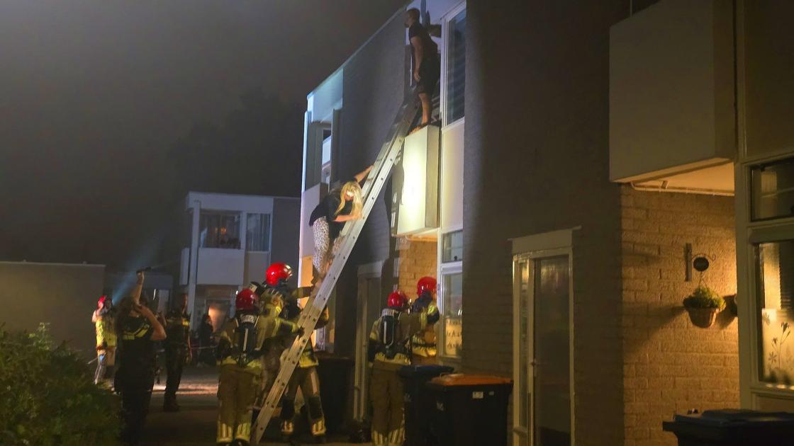 Gezin in Kempenaar via ladder brandweer veilig naar buiten bij woningbrand