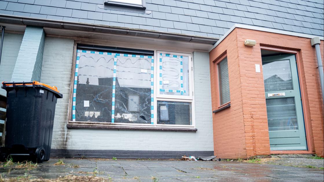 Brandweer moet bewoners van dak halen na brandstichting in woonhuis Wold