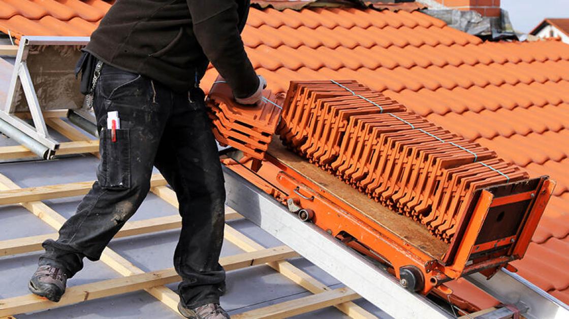 Arbeidsinspectie legt dakdekkersbedrijf stil vanwege negeren veiligheidsregels