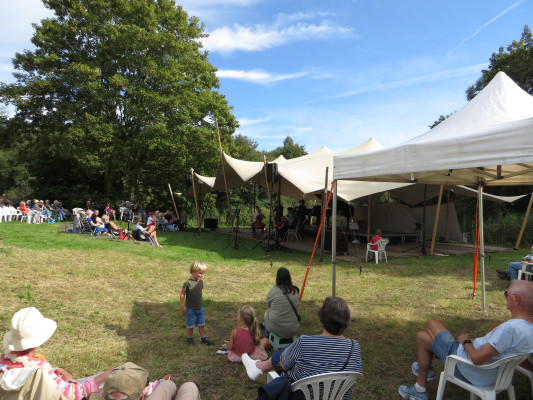 Uitgast doet beroep op publiek voor een kinderpodium