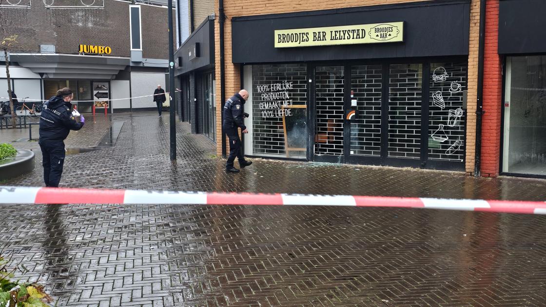 Ruit broodjeszaak Agorahof aan scherven, politie gaat uit van explosie