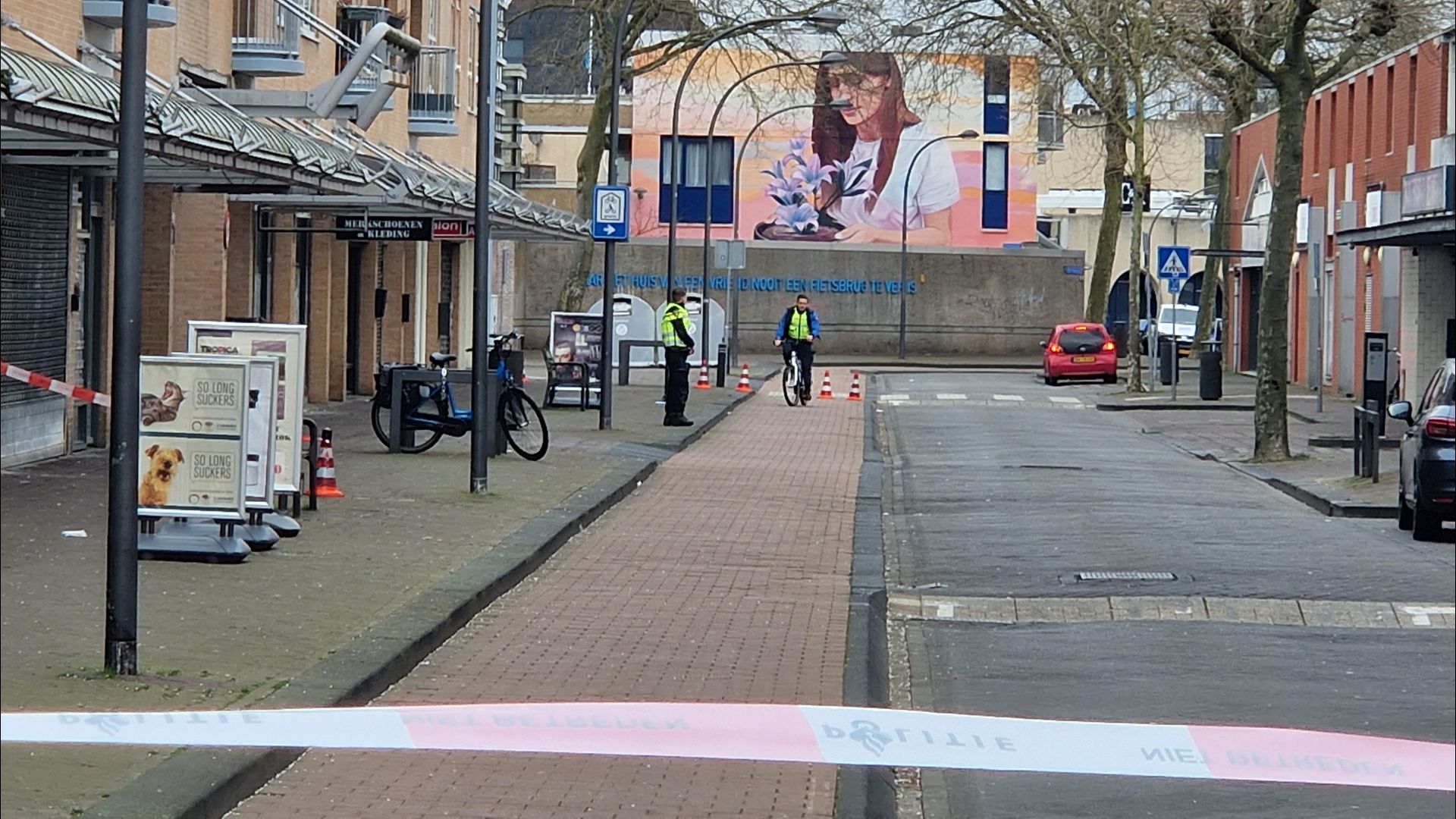 Mogelijke vuurwerkbommen met glas op stoep Neringweg 
