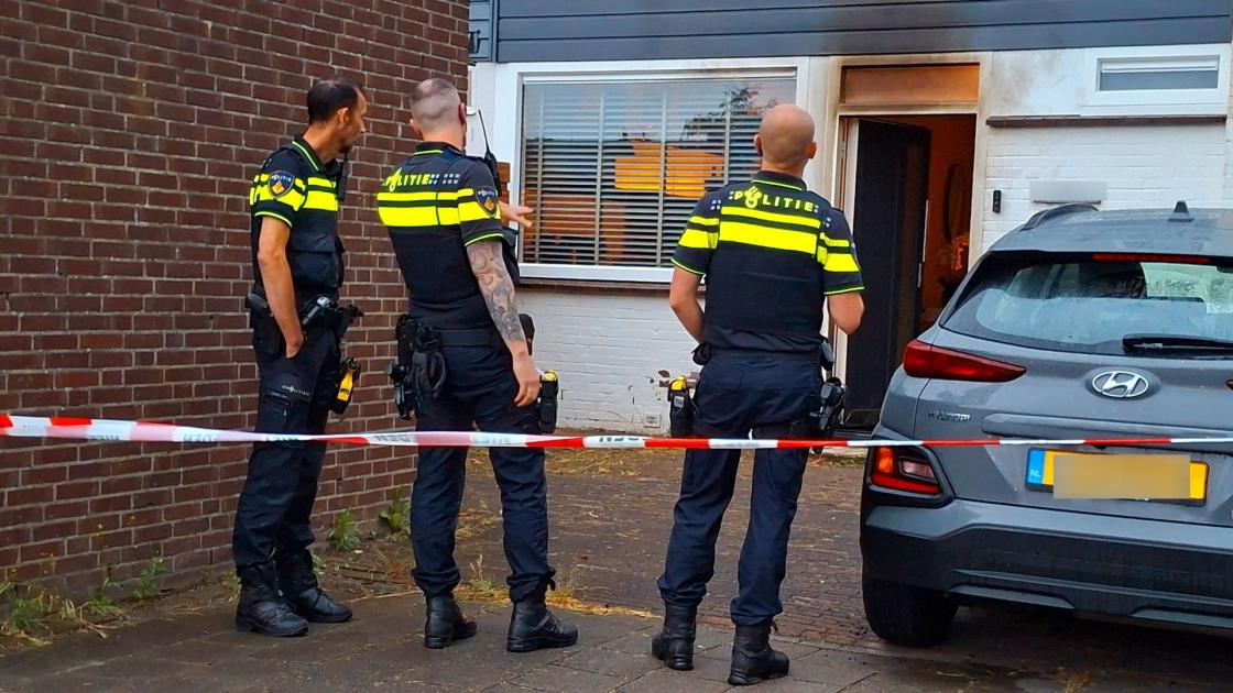 Explosie bij voordeur in Zwarte Zeestraat; udate: woning op last burgemeester gesloten