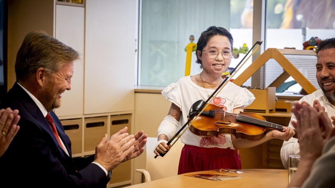 Inzameling voor verbrande Feeha, die in het ziekenhuis viool speelde voor de koning