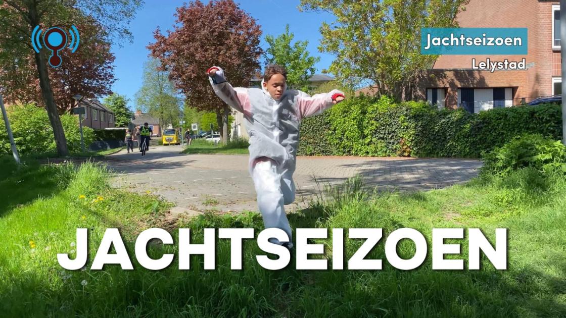 Kinderen in witte pakken op de vlucht voor de politie - wat was er aan de hand?
