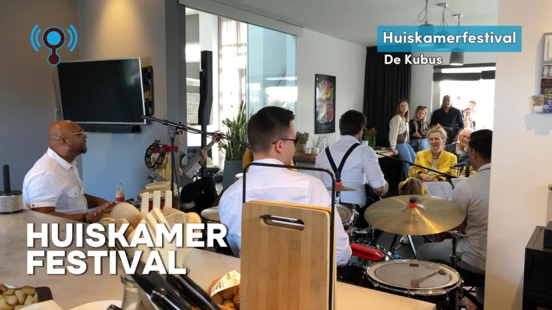 Het dak zit er overal nog op (gelukkig), maar huiskamers waren weer eventjes concertzaal