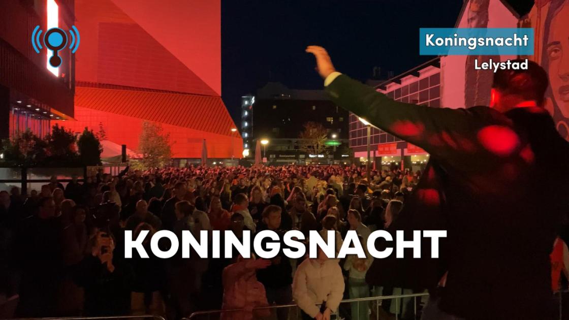 Kind met viool, kip met oranje stropdas en Malle Babbe op het plein: Leve de koning!!!