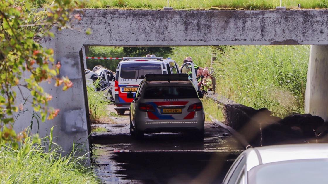 Auto stort van fietsviaduct A6, vrouw komt om, oorzaak raadsel