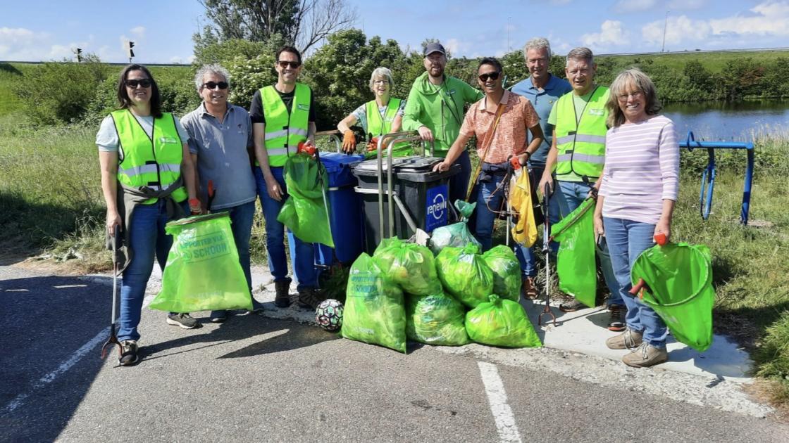 Vrijwilligers van twee kanten ontdoen dijk Lelystad-Enkhuizen van zwerfafval