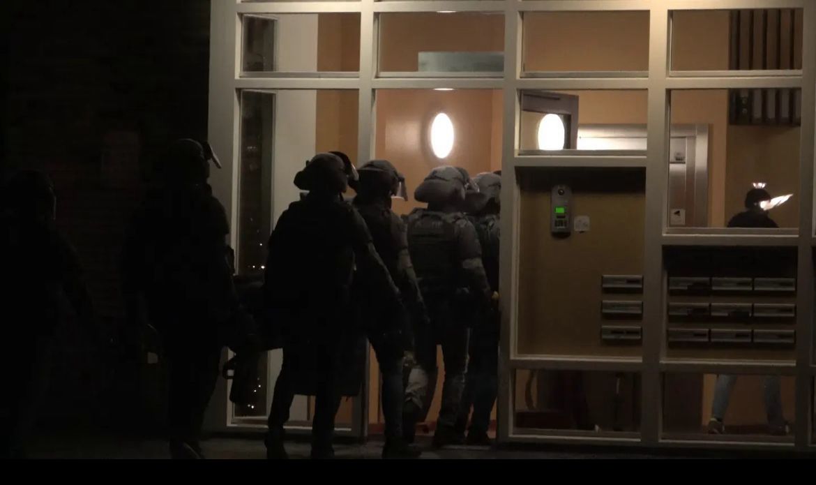 Specialisten halen gewelddadige man uit flat Schouw