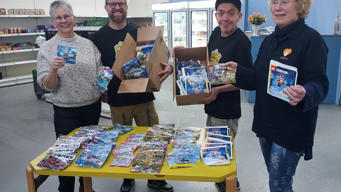 Sint deelt in succes 'Legomakelaars' Bram en Pepijn: 150 setjes voor de voedselbank