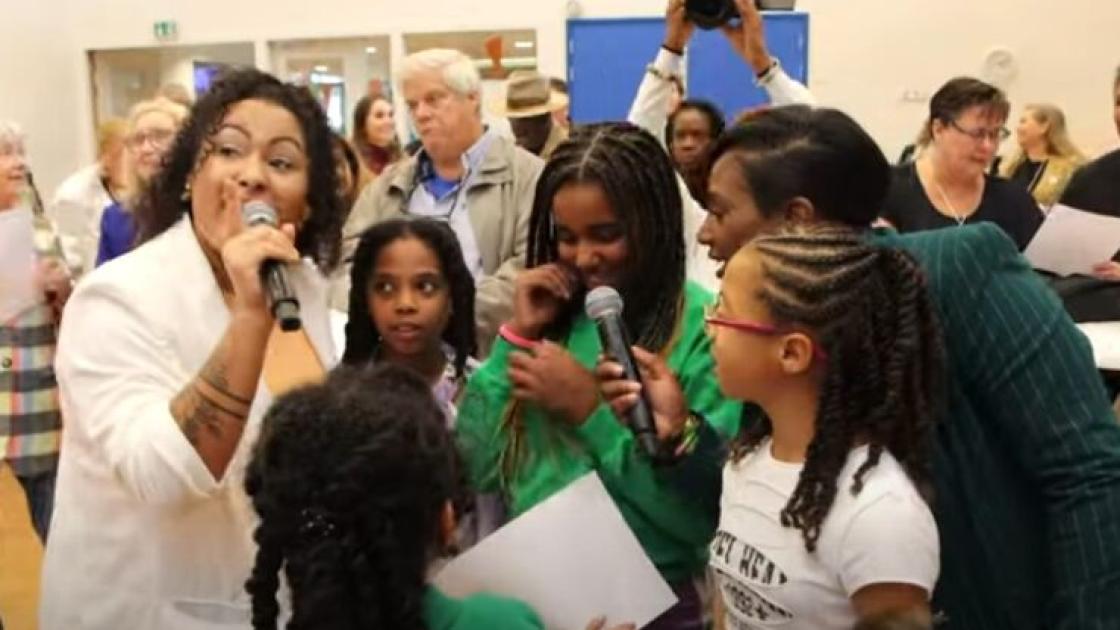 Zingen en dansen in de Zuiderzeewijk: 'Muziek is belangrijk voor het brein'