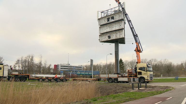 Kapot reclamepaneel bij A6 toch maar verwijderd