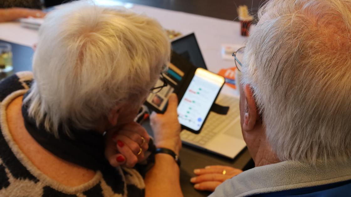 Tja opa, oma - vroeger kocht je nog gewoon een kaartje voor de trein. En nu?