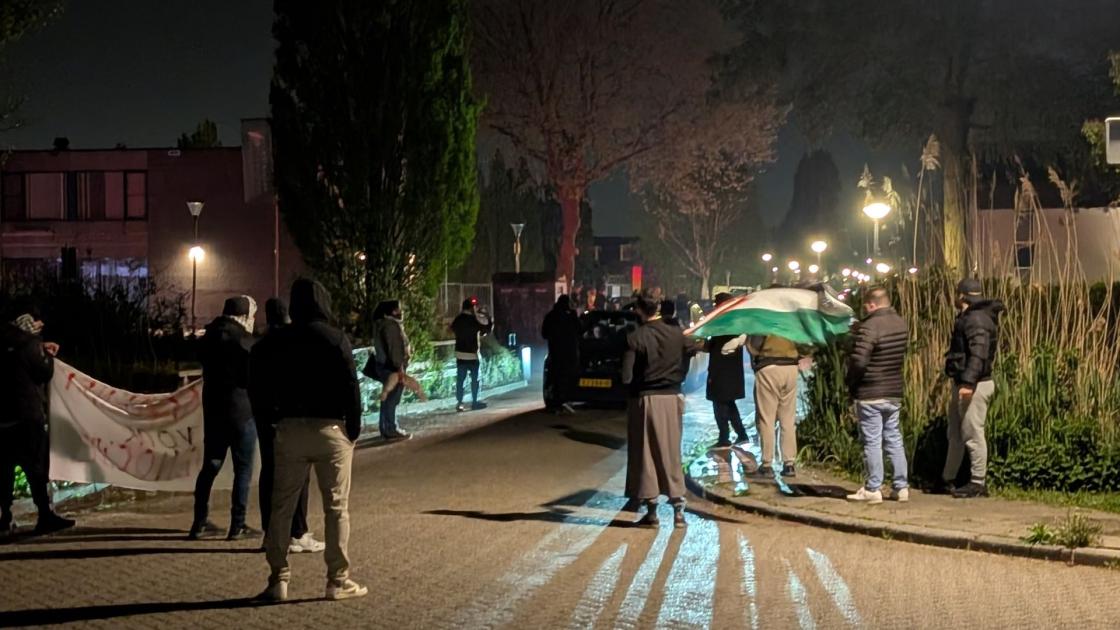 Publiek Isräellezing blijft na afloop binnen om demonstratie; update: vragen van politici