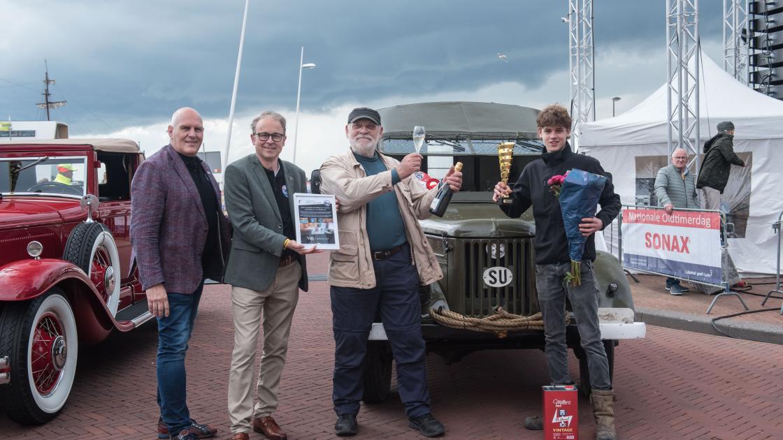 Jongen van 15 wint prijs op oldtimerdag met Russische legerwagen 