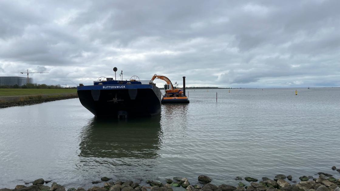 Waterschap legt op proef ondieptes aan bij IJsselmeerdijk voor alternatief verzwaring