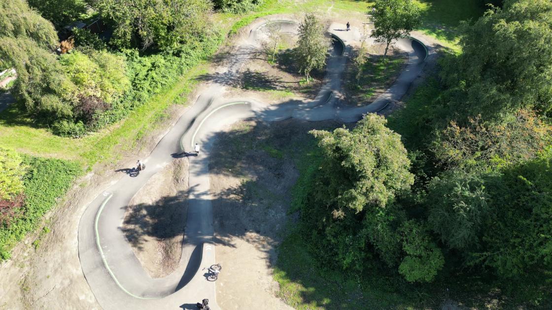 Crossen in het Fjordpark met alles wat wel wieltjes heeft, maar geen motor