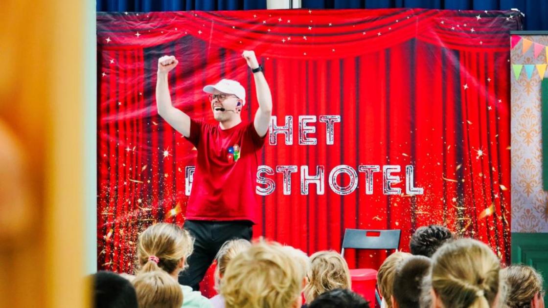 Door een idee van Noora kreeg de klas professioneel theater over recyclen
