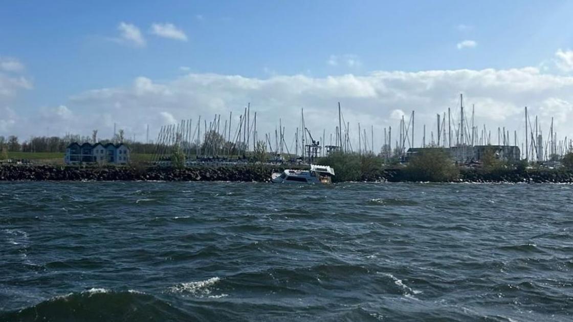Schipper wil bootje van strekdam houden en belandt onderkoeld in ambulance