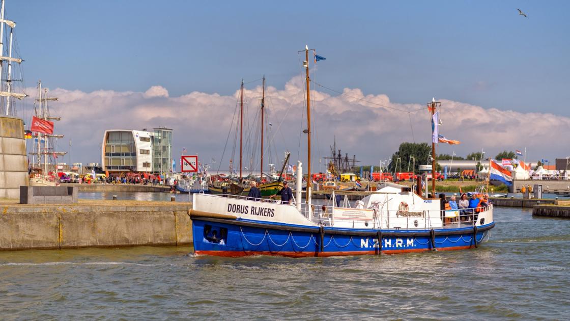 Klassieke reddingboten vieren zondag jubileum bij de klassieke auto's