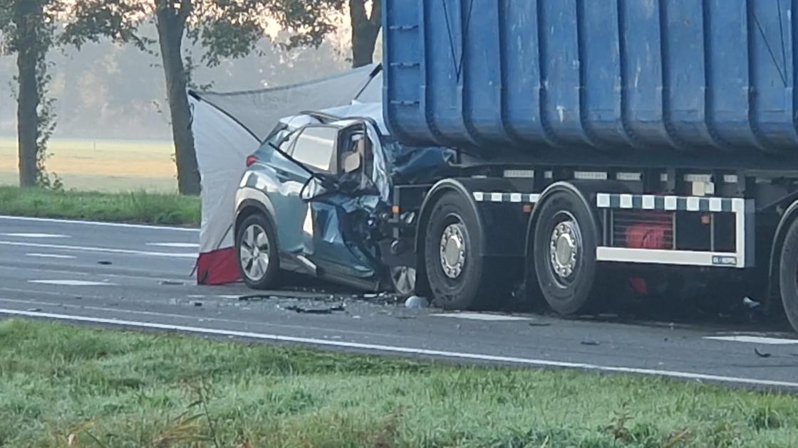 Automobilist klapt achterop vrachtwagen bij stoplicht Rietweg en komt om 