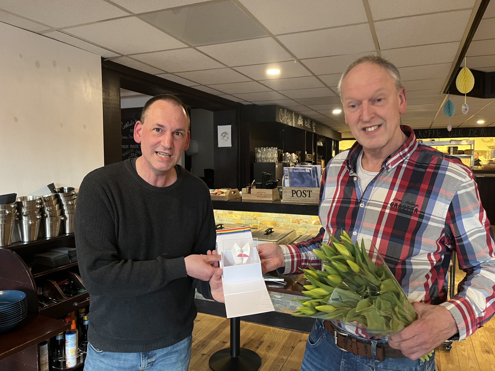 Roze zoen voor vertrekkende makers roze 4-meikransen