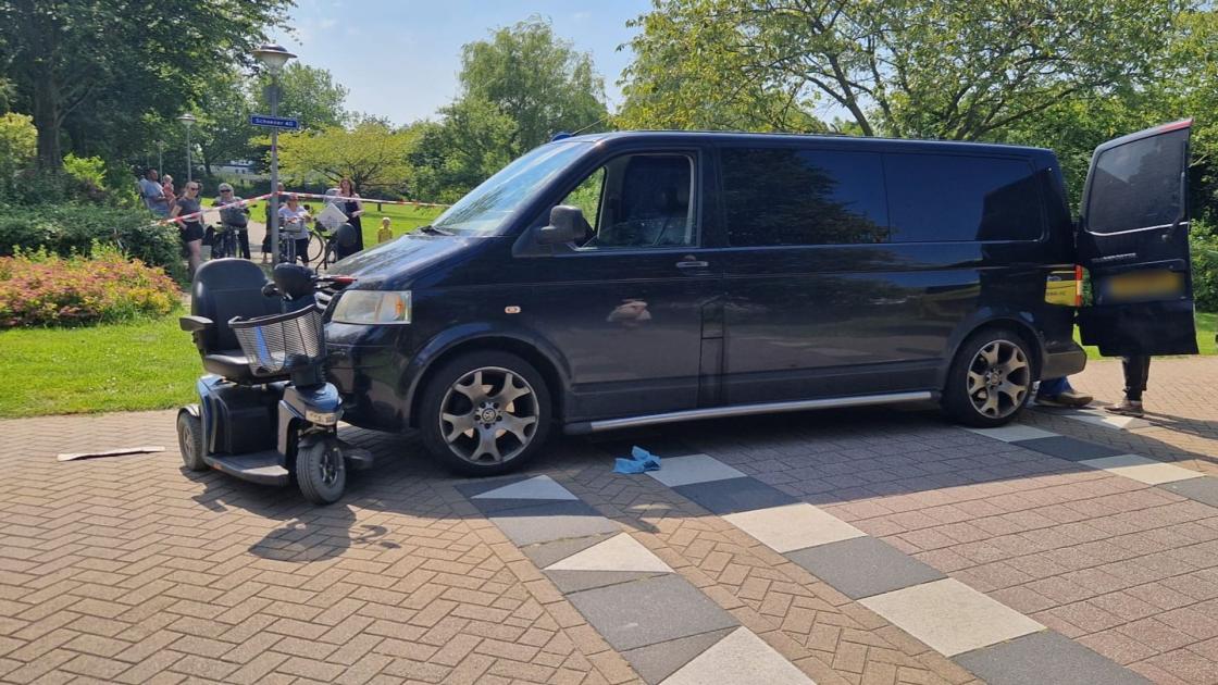 Berijder scootmobiel zwaargewond door botsing met busje