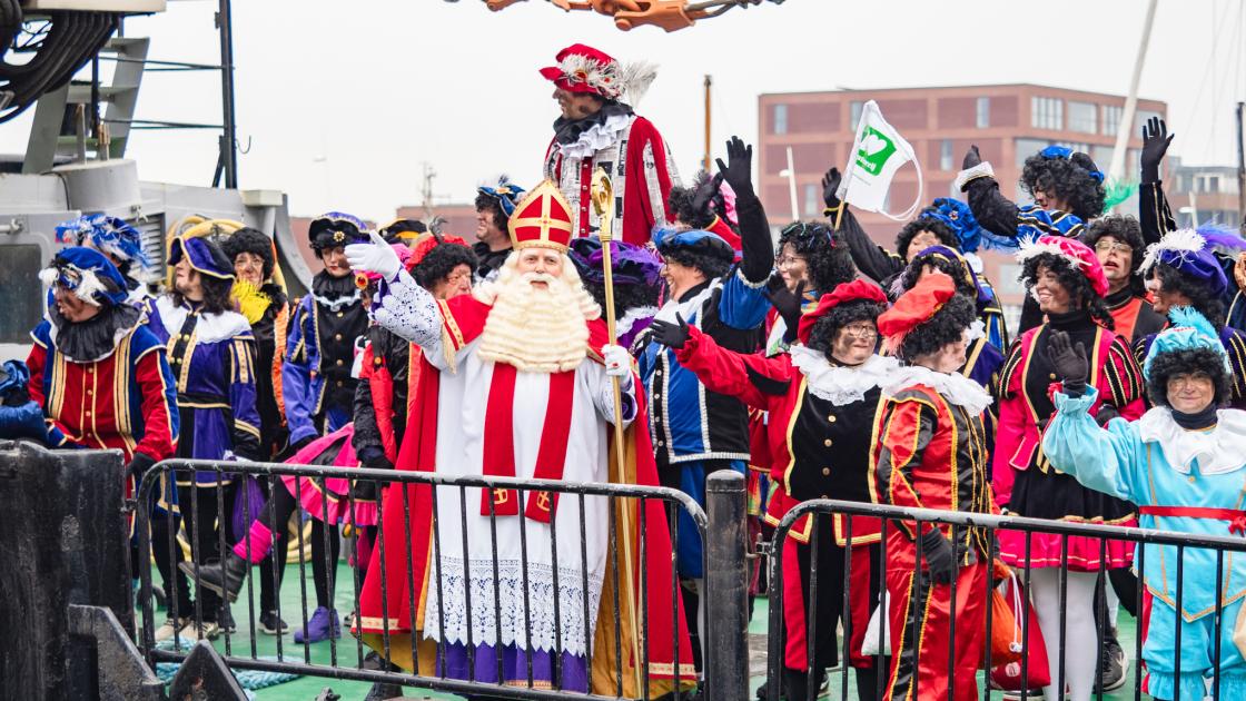 Zaterdag arriveert Sinterklaas weer, rond 10 uur Bataviahaven,  in de middag Stadshart