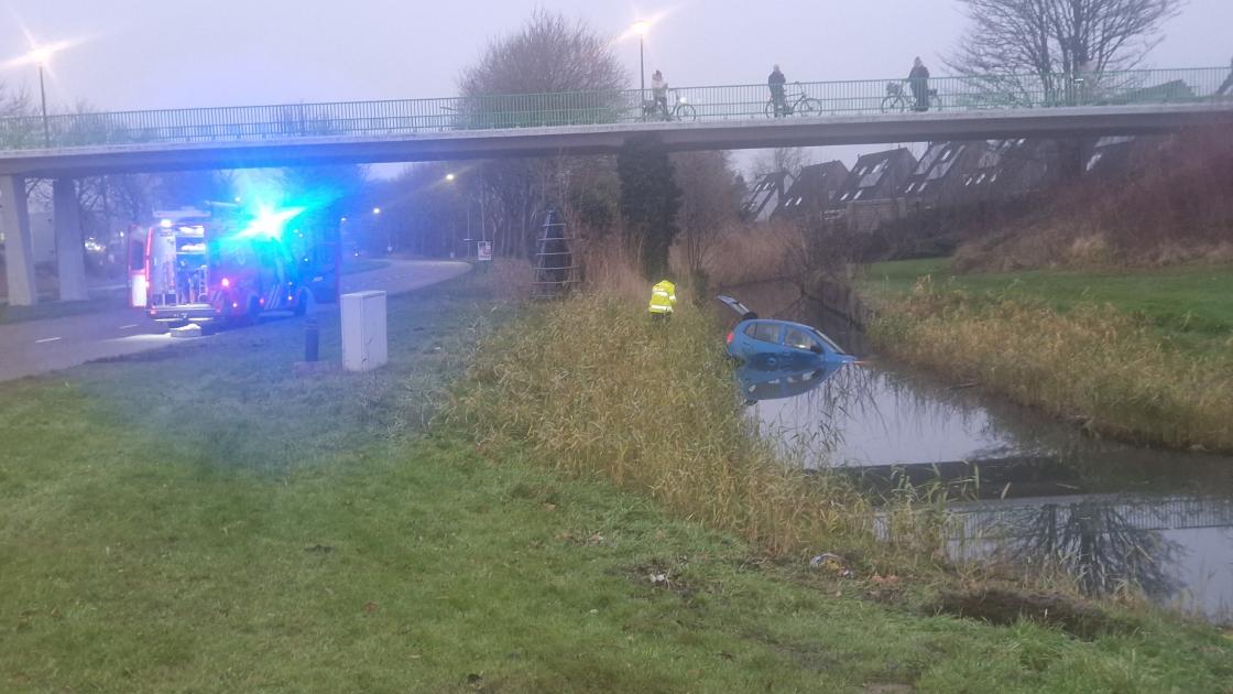 Auto met twee mensen de sloot in, politie prijst kordate omstanders