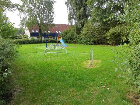 Wat doet die fotograaf daar bij de kinderspeelplaats?