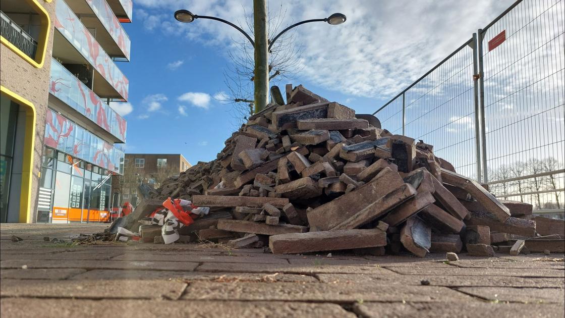 Update: Loswaaiende steenstrips  maakten Zilverparkkade dagenlang onveilig
