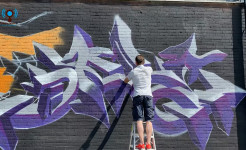 Graffitikunstwerken verrijzen op de muren van sporthal Arcus