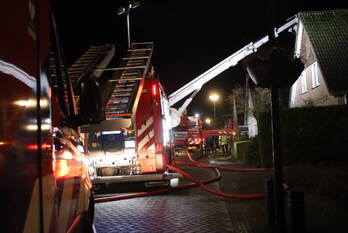 Brandweer moet dak slopen voor schoorsteenbrand