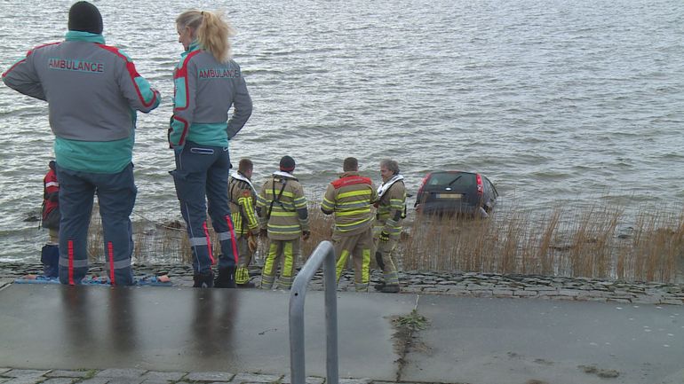 Auto rijdt op Saerdam bij Bataviahaven van talud af 