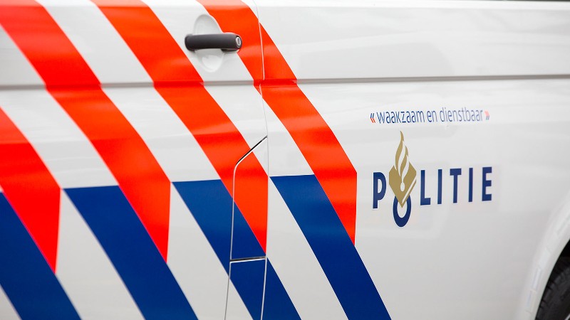 Achtervolging eindigt tegen de vangrail in Almere: politie houdt man uit Lelystad aan