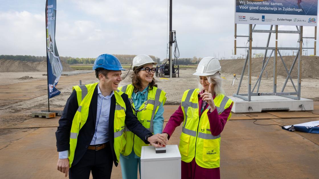 De eerste foto van belangrijke personen met helm en hesje voor Zuiderhage is gemaakt